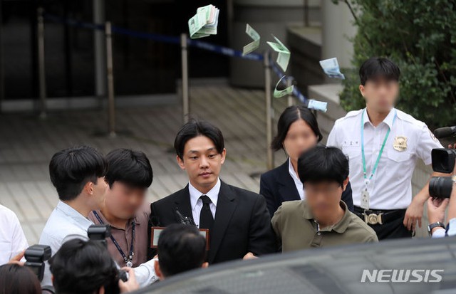 Yoo Ah In bị người dân ném tiền vào người sau buổi thẩm vấn tại tòa vì không có thái độ hối cải - Ảnh 1.