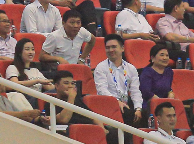 Hoa hậu Đỗ Mỹ Linh ăn mừng cực sung khi đội bóng của chồng có bàn thắng - Ảnh 2.