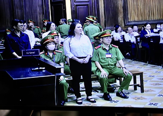 Toàn cảnh vụ án Nguyễn Phương Hằng: Từ làm mưa, làm gió trên mạng đến những giọt nước mắt tại tòa - Ảnh 3.