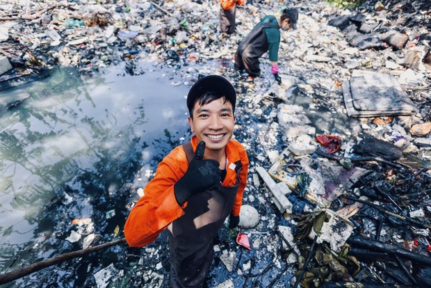 Ngày càng có nhiều đội nhóm siêu nhân ngâm mình dọn rác, hồi sinh kênh đen khắp TP.HCM - Ảnh 1.