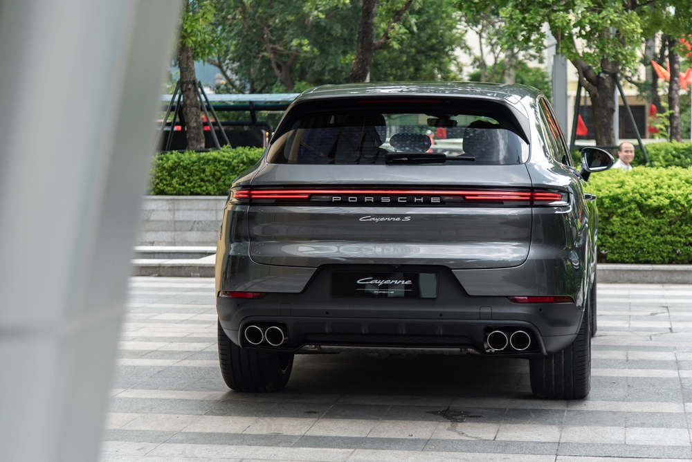 Chi tiết Porsche Cayenne 2024 tại Việt Nam: Giá từ 5,56 tỷ, khoang lái 3 màn hình, mạnh hơn, đèn đắt tiền thành tiêu chuẩn - Ảnh 11.