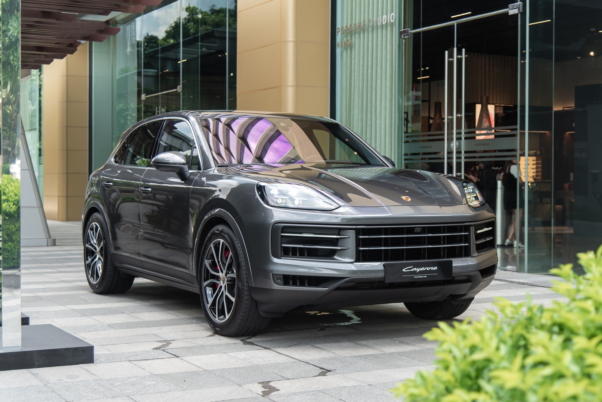 Chi tiết Porsche Cayenne 2024 tại Việt Nam: Giá từ 5,56 tỷ, khoang lái 3 màn hình, mạnh hơn, đèn đắt tiền thành tiêu chuẩn - Ảnh 9.