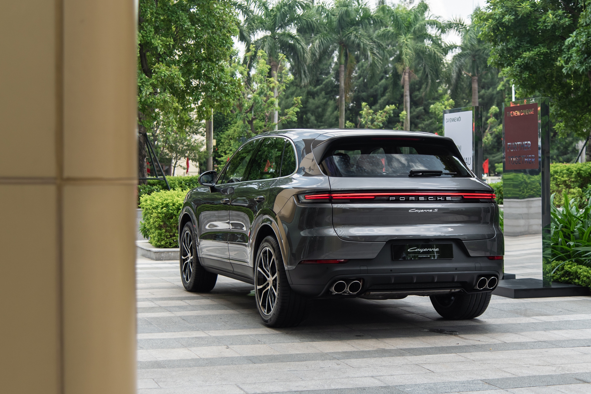 Chi tiết Porsche Cayenne 2024 tại Việt Nam: Giá từ 5,56 tỷ, khoang lái 3 màn hình, mạnh hơn, đèn đắt tiền thành tiêu chuẩn - Ảnh 10.