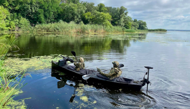 Lính Ukraine len lỏi bụi rậm trên sông bằng thuyền kayak phóng lựu - Ảnh 1.