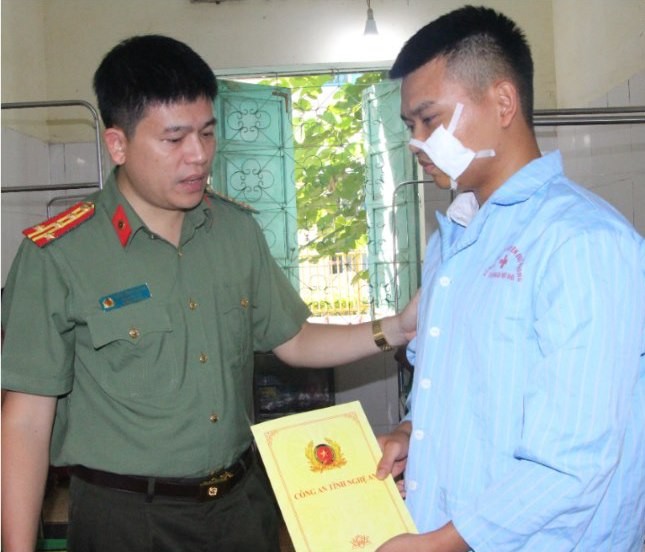 Bị tấn công gây thương tích, thượng uý công an nén đau quật ngã đối tượng ma tuý - Ảnh 1.