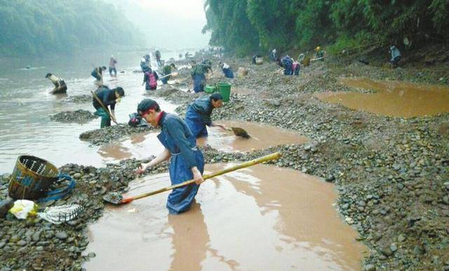 Ngôi làng kỳ lạ ở Trung Quốc: Người dân chuyên làm giàu từ nghề nhặt đá, du khách đến chơi chọn kỳ thạch để thử vận phát tài - Ảnh 3.