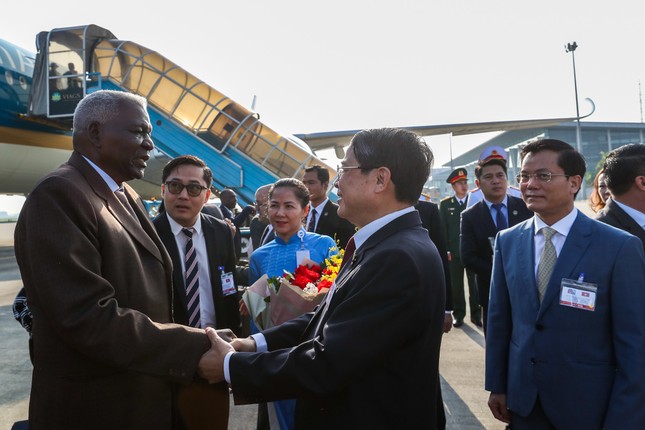 Chủ tịch Quốc hội Cuba đến sân bay Nội Bài, bắt đầu thăm Việt Nam - Ảnh 1.