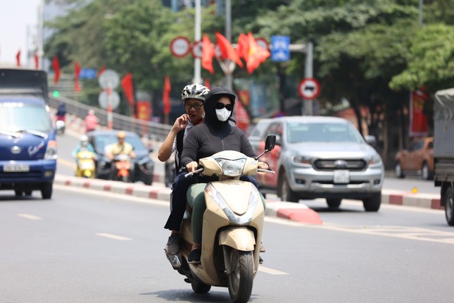 Miền Bắc chiều tối có mưa dông; miền Trung, Nam Bộ bước vào đợt mưa rất lớn - Ảnh 1.