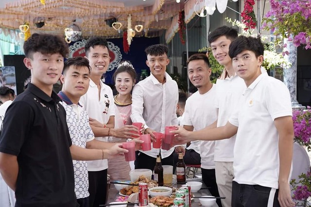  Tiền vệ U23 Việt Nam kết hôn, bất ngờ khi rước về cả trâu lẫn nghé  - Ảnh 4.