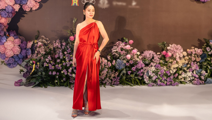 Quách Thu Phương ghi điểm vì vẻ ngoài trẻ trung lấn lướt cả Thanh Hương - Ảnh 2.