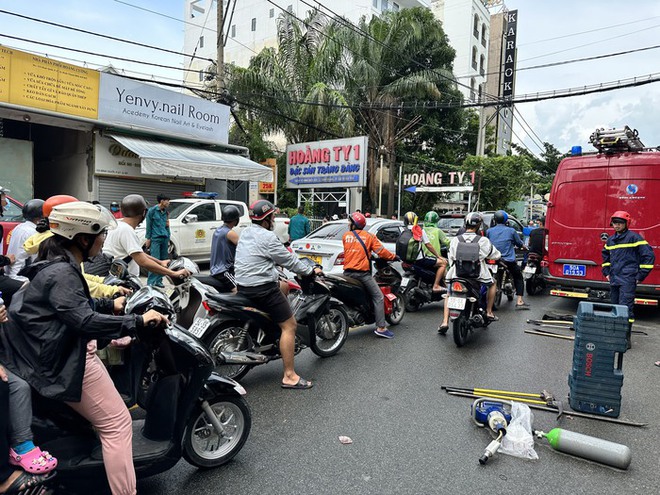 TPHCM: Nhà cao tầng bất ngờ đổ sập, đang triển khai tìm kiếm nạn nhân