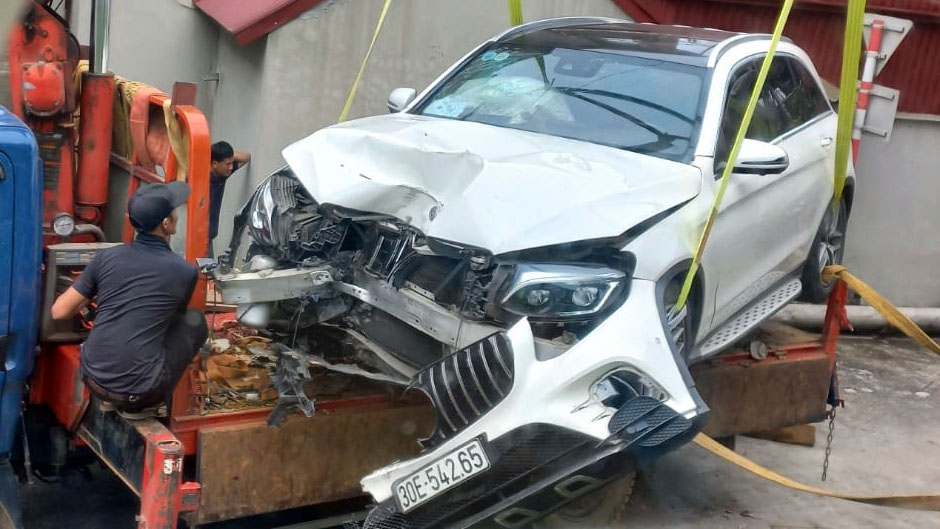 Đằng sau những bức ảnh TNGT: Đổ dốc ôm của, tài xế Mercedes-Benz GLC lóng ngóng cho xe ôm cứng cột điện - Ảnh 3.