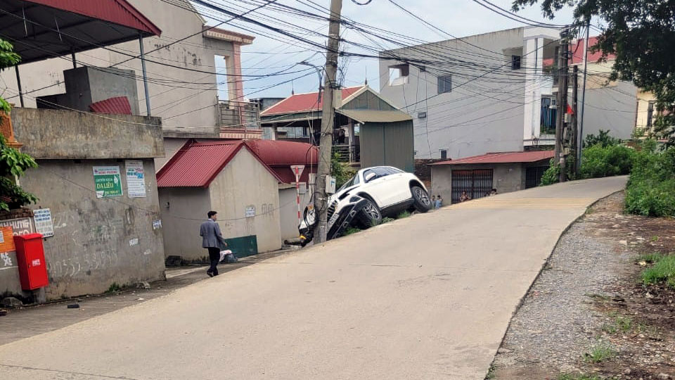 Đằng sau những bức ảnh TNGT: Đổ dốc ôm của, tài xế Mercedes-Benz GLC lóng ngóng cho xe ôm cứng cột điện - Ảnh 1.