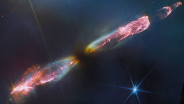 Hình ảnh ngôi sao mới đang phun khí ầm ầm trên dải thiên hà - Ảnh 1.