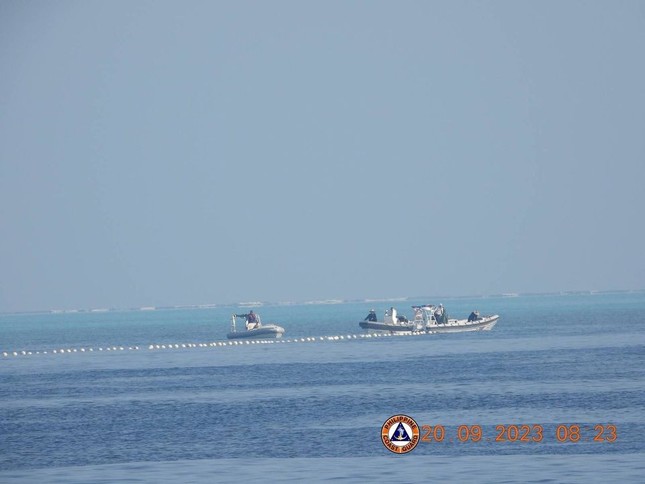 Philippines lên án Trung Quốc thả ‘rào chắn nổi’ trên Biển Đông - Ảnh 1.