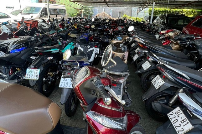 Phát hiện hơn 300 xe máy không rõ nguồn gốc tại ‘kho’ của các tiệm cầm đồ - Ảnh 2.