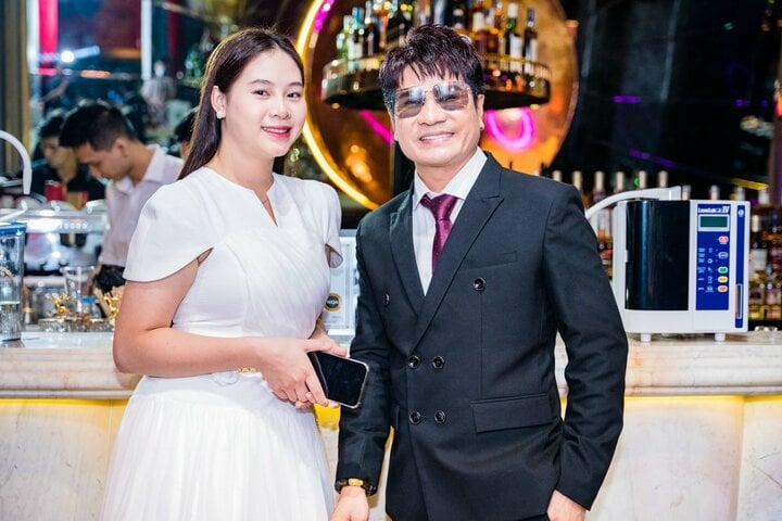 Vua nhạc sàn Lương Gia Huy dính như sam bên bà xã trẻ đẹp - Ảnh 1.