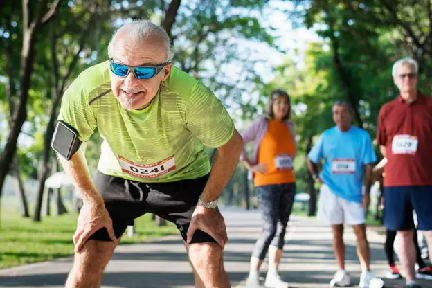 Người đàn ông 60 tuổi chạy bộ 30 phút mỗi ngày: Sau 1 năm cơ thể có 3 thay đổi chưa từng thấy - Ảnh 2.