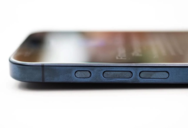 iPhone 15 Pro gặp hiện tượng kỳ lạ: Cứ chạm tay vào là đổi màu sắc - Đang trắng bạc biến thành xanh dương! - Ảnh 2.