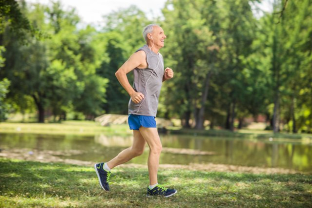 Người đàn ông 60 tuổi chạy bộ 30 phút mỗi ngày: Sau 1 năm cơ thể có 3 thay đổi chưa từng thấy - Ảnh 1.