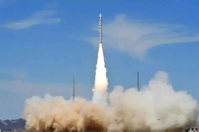 Tên lửa Trung Quốc phụt ra 2 luồng lửa rồi biến mất, nghi phát nổ tới 2 lần