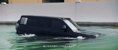 Ông trùm xe điện Trung Quốc trình diễn mẫu xe ‘bơi như thuyền’ trên mặt nước, quay 360 độ như xe tăng - Ảnh 1.