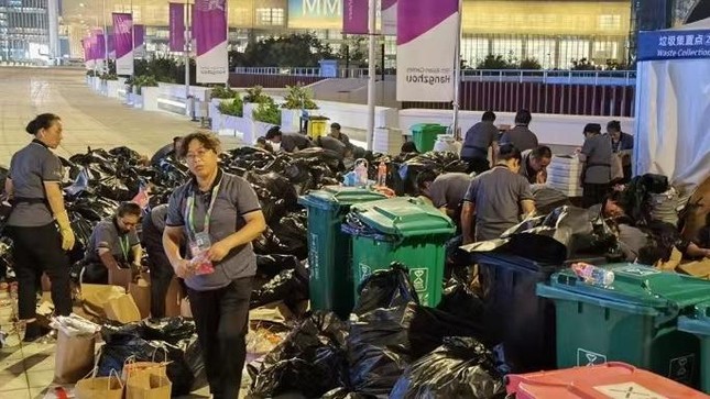 Tình nguyện viên Asiad 19 thức xuyên đêm, lục hàng nghìn túi rác để tìm chiếc điện thoại tắt nguồn - Ảnh 2.