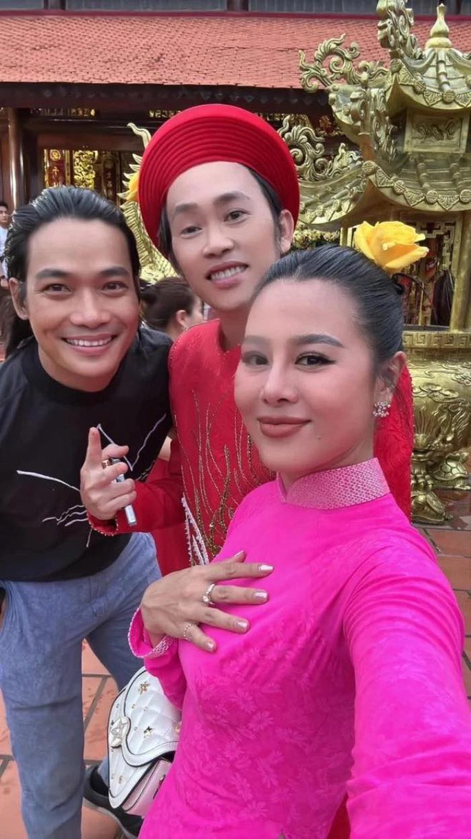 Hoài Linh xuất hiện đầy rạng rỡ trong ngày Giỗ Tổ sân khấu - Ảnh 4.