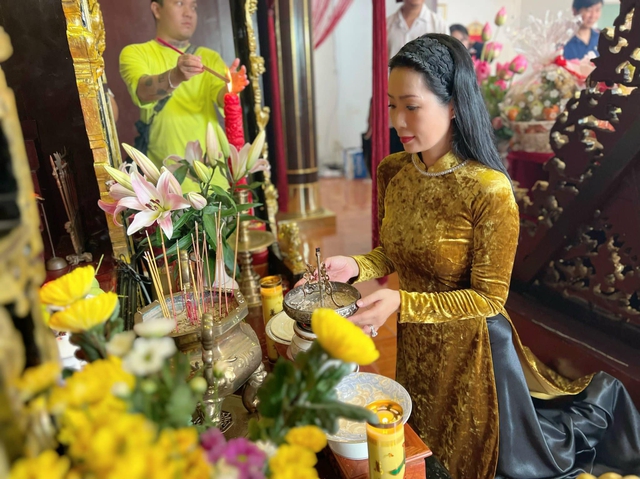 Showbiz Việt ngày giỗ Tổ sân khấu: Dàn sao tề tựu ở nhà thờ 100 tỷ, có 1 chi tiết gây xúc động - Ảnh 13.