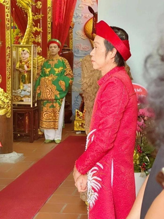 Hoài Linh xuất hiện đầy rạng rỡ trong ngày Giỗ Tổ sân khấu - Ảnh 3.