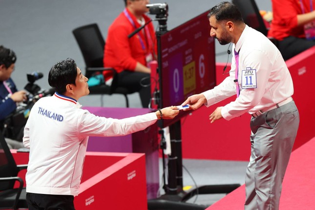 Siêu võ sĩ Thái Lan bật khóc vì bộ giáp hỏng, tưởng mất HCV Taekwondo Asiad 19 - Ảnh 3.