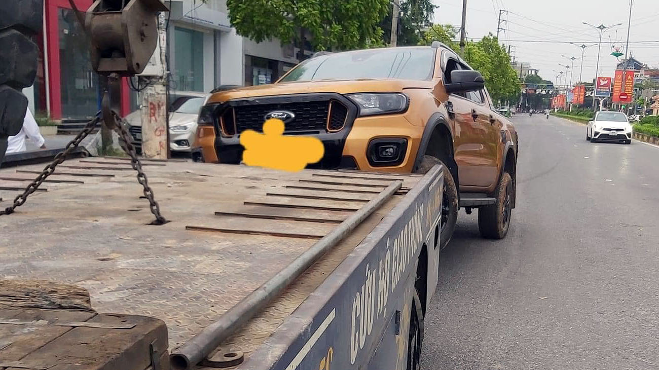 Đằng sau những bức Ảnh TNGT: Vào cua hỏng, Ford Ranger hạ cánh xuống ao nhưng vẫn đủ sức lật nghiêng xe máy xúc - Ảnh 9.