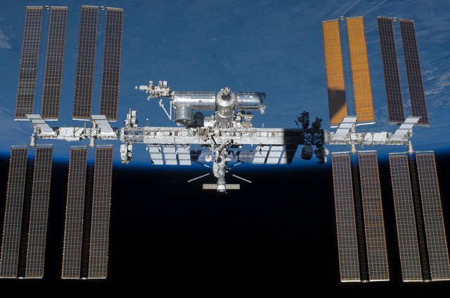 Hé lộ kế hoạch kéo trạm vũ trụ quốc tế ISS về Trái Đất để phá hủy của NASA - Ảnh 1.