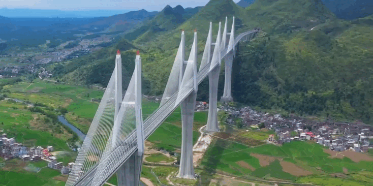 Xây cầu… cao ngang tòa nhà 100 tầng, chi phí khủng lên tới 7,3 nghìn tỷ, Trung Quốc khiến thế giới ngỡ ngàng với ‘công trình vượt cạn’ hàng đầu thế giới - Ảnh 1.