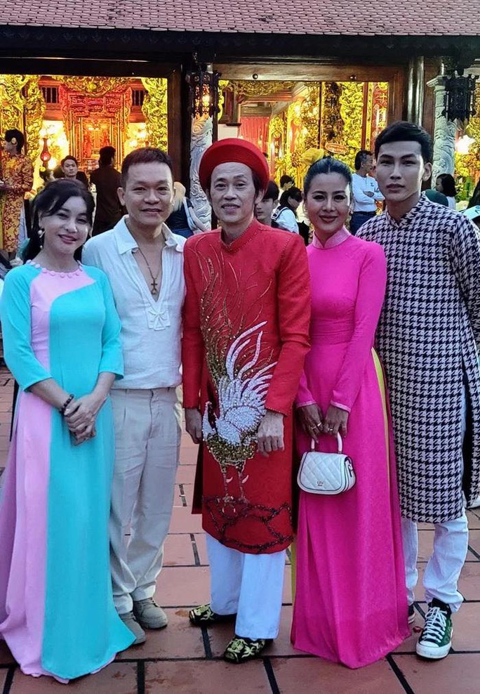 Hoài Linh xuất hiện đầy rạng rỡ trong ngày Giỗ Tổ sân khấu - Ảnh 2.