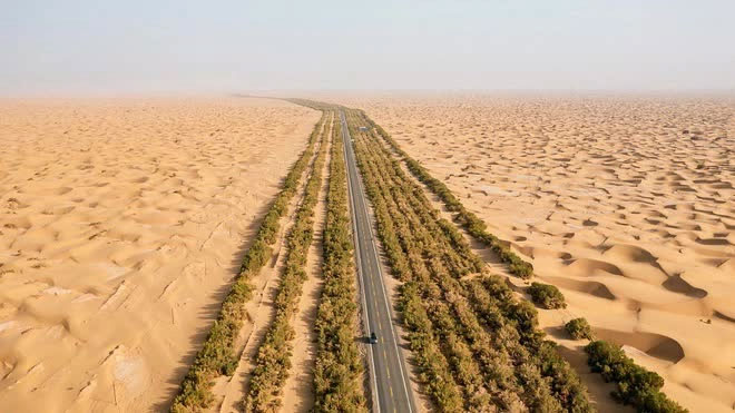 Trung Quốc huy động 3 triệu người mang bảo vật đến chôn giữa sa mạc khô cằn nhất thế giới, sau 30 năm, quay lại nhìn cảnh tượng mà khó tin - Ảnh 5.