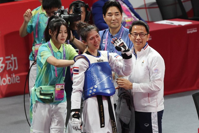 Siêu võ sĩ Thái Lan bật khóc vì bộ giáp hỏng, tưởng mất HCV Taekwondo Asiad 19 - Ảnh 1.