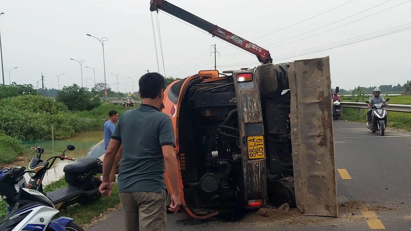 Đằng sau những bức Ảnh TNGT: Vào cua hỏng, Ford Ranger hạ cánh xuống ao nhưng vẫn đủ sức lật nghiêng xe máy xúc - Ảnh 8.