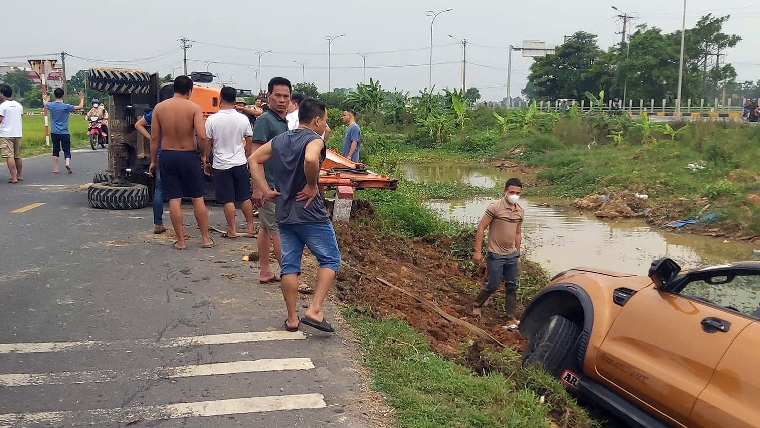 Đằng sau những bức Ảnh TNGT: Vào cua hỏng, Ford Ranger hạ cánh xuống ao nhưng vẫn đủ sức lật nghiêng xe máy xúc - Ảnh 7.