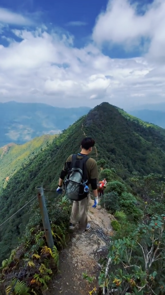 Khung cảnh đáng sợ khi đi trên sống lưng khủng long Tà Xùa khiến nhiều người xem clip thôi đã thấy tim đập chân run  - Ảnh 3.