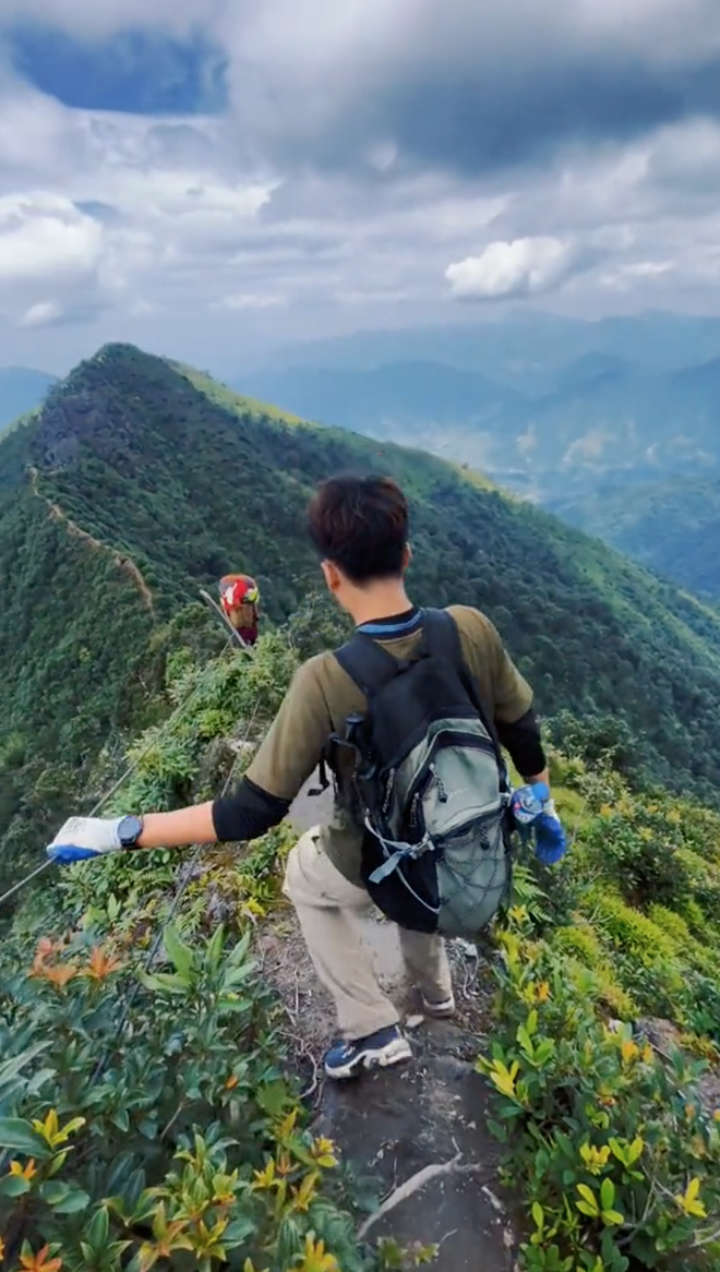 Khung cảnh đáng sợ khi đi trên sống lưng khủng long Tà Xùa khiến nhiều người xem clip thôi đã thấy tim đập chân run  - Ảnh 2.