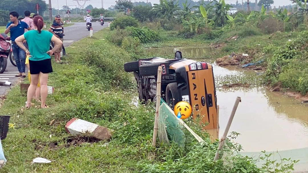 Đằng sau những bức Ảnh TNGT: Vào cua hỏng, Ford Ranger hạ cánh xuống ao nhưng vẫn đủ sức lật nghiêng xe máy xúc - Ảnh 2.