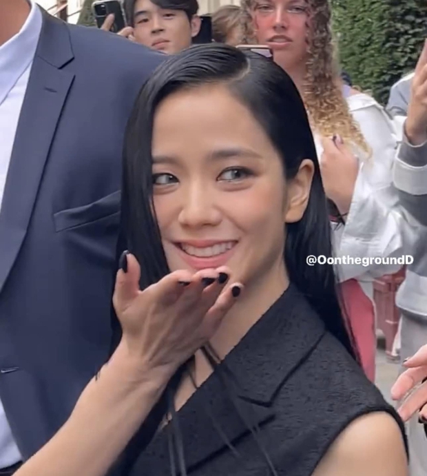 Jisoo (BLACKPINK) bị dìm thê thảm trong ảnh chụp vội tại Paris Fashion Week, liệu có gây thất vọng qua clip cam thường? - Ảnh 3.