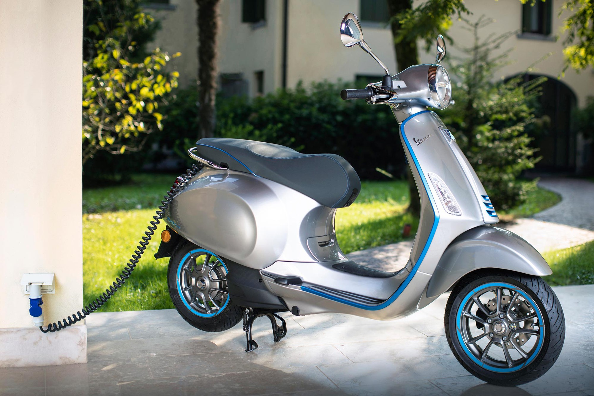 Xe máy điện đắt nhất của Vespa tại Việt Nam: Giá gần gấp 4 lần bản xăng, sạc đầy 4 giờ, đi 100km - Ảnh 5.