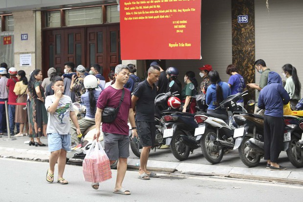  Hà Nội: Đi hơn 10km, xếp hàng chờ cả tiếng đồng hồ để mua bánh Trung thu - Ảnh 15.