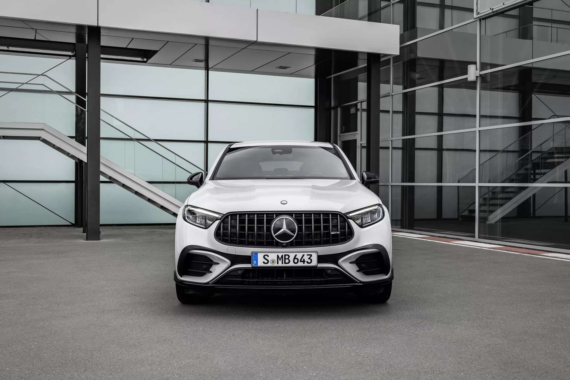 Mercedes GLC bản cao cấp bỏ động cơ dung tích lớn, chỉ còn động cơ 2.0L nhưng công suất cao hơn Lamborghini Urus - Ảnh 4.