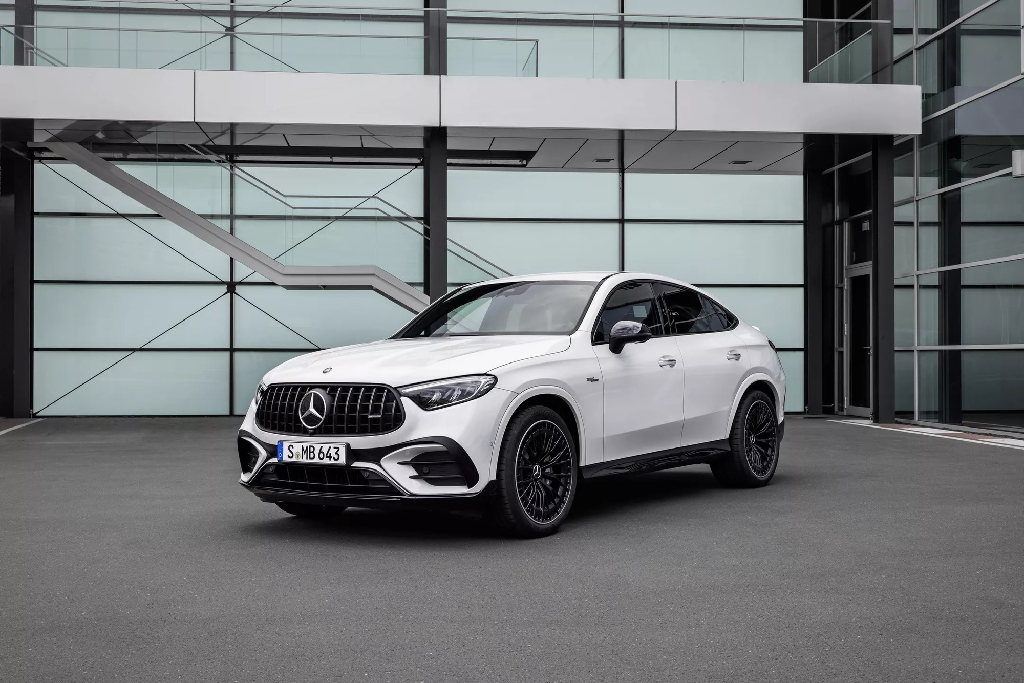 Mercedes GLC bản cao cấp bỏ động cơ dung tích lớn, chỉ còn động cơ 2.0L nhưng công suất cao hơn Lamborghini Urus - Ảnh 3.