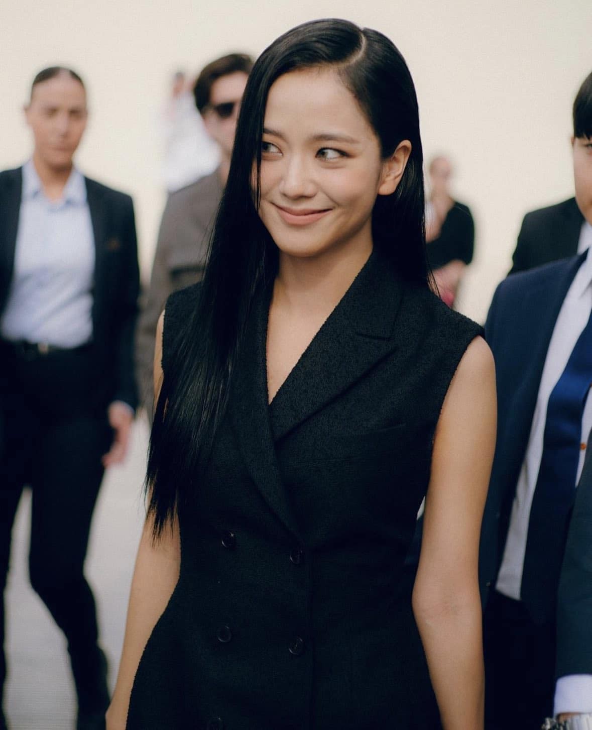 Ảnh không qua chỉnh sửa gây tranh luận giữa Jisoo (BlackPink) và Địch Lệ Nhiệt Ba - Ảnh 6. Ảnh không qua chỉnh sửa gây tranh luận giữa Jisoo (BlackPink) và Địch Lệ Nhiệt Ba - Ảnh 6.