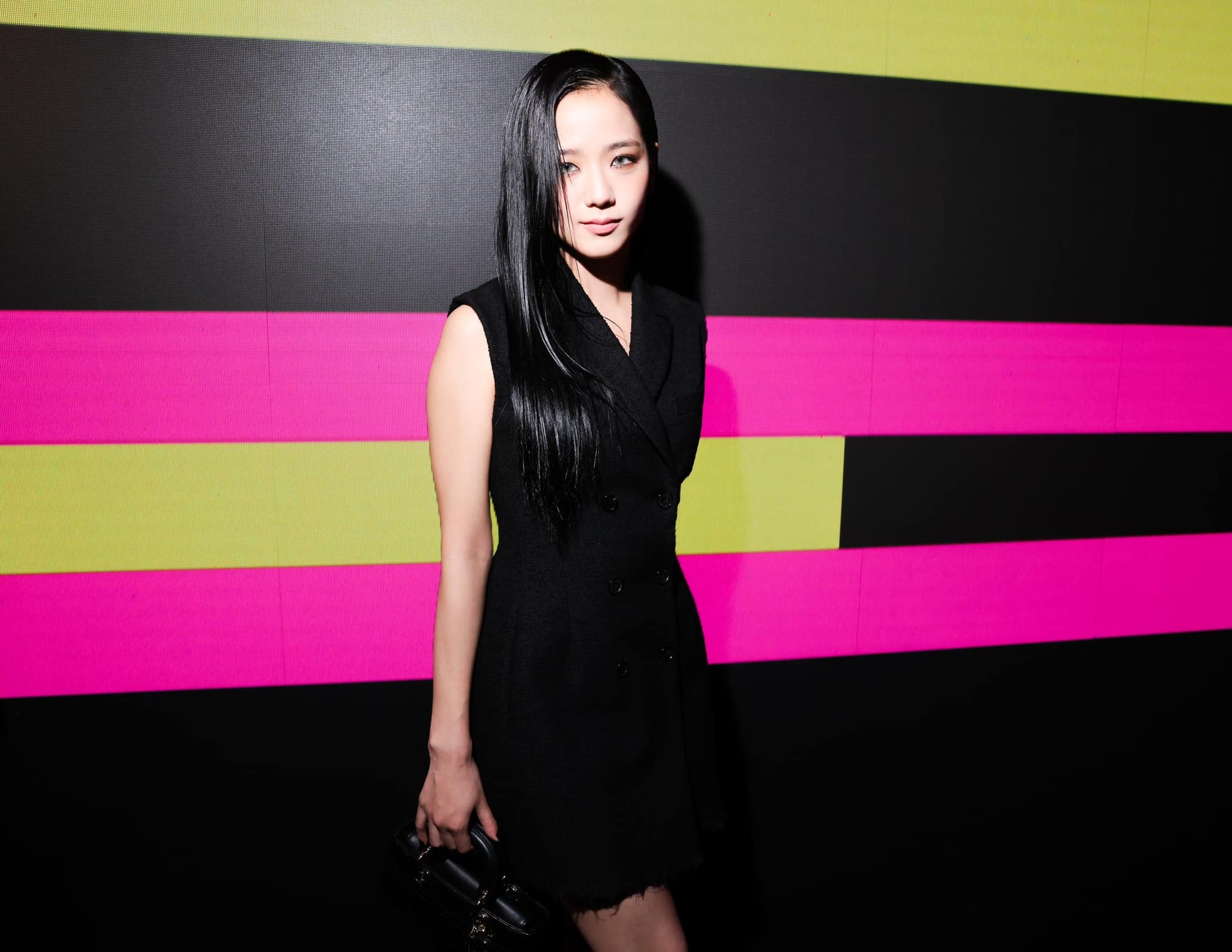 Ảnh không qua chỉnh sửa gây tranh luận giữa Jisoo (BlackPink) và Địch Lệ Nhiệt Ba - Ảnh 5. Ảnh không qua chỉnh sửa gây tranh luận giữa Jisoo (BlackPink) và Địch Lệ Nhiệt Ba - Ảnh 5.