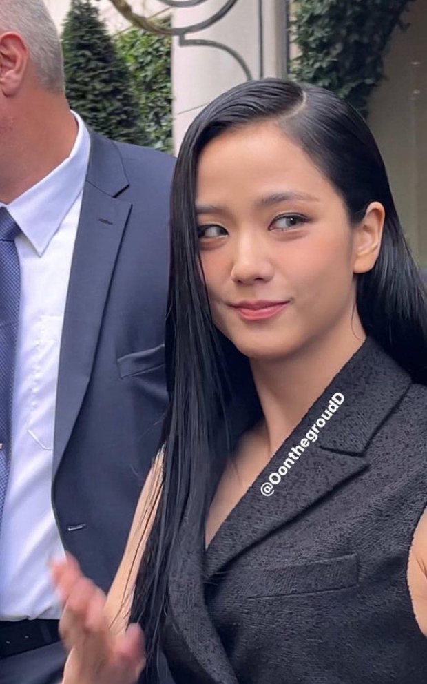 Jisoo (BLACKPINK) bị dìm thê thảm trong ảnh chụp vội tại Paris Fashion Week, liệu có gây thất vọng qua clip cam thường? - Ảnh 2.